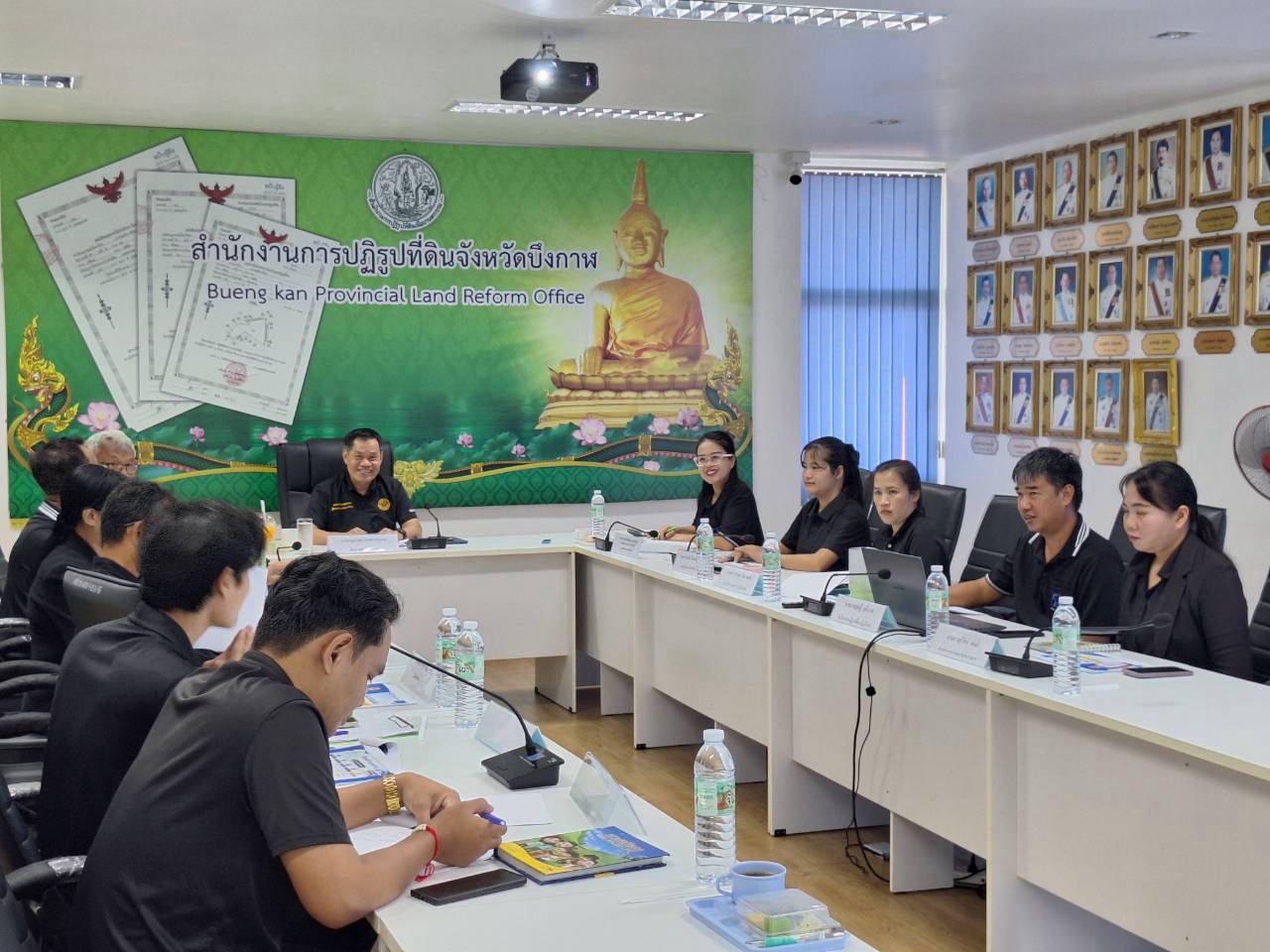 title - ผู้ตรวจราชการ ส.ป.ก. ลงพื้นที่จังหวัดบึงกาฬ ประชุมติดตามความก้าวหน้าผลการดำเนินงาน พร้อมตรวจเยี่ยมให้กำลังใจเกษตรกรต้นแบบผู้นำเกษตรกรรมยั่งยืนในเขตปฏิรูปที่ดิน 